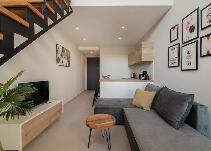 Bright & Elegant Loft In The Center